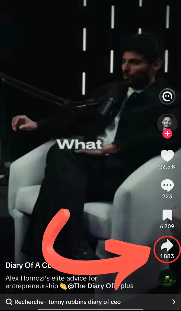 Vidéo TikTok ouverte, une flèche montre le bouton Partager à droite de l'écran